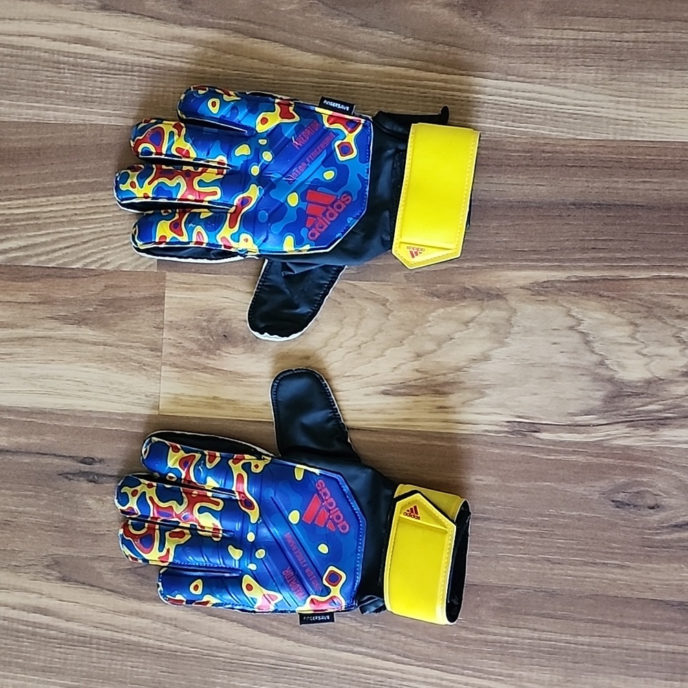 Junior's Adidas Soccer Goalie Gloves